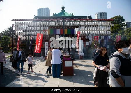 Tokio, Japan; 1. Oktober 2023: Festliche Atmosphäre im Tokioter Ueno-Park an einem Herbstsonntag. Stockfoto