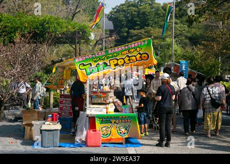 Tokio, Japan; 1. Oktober 2023: Festliche Atmosphäre im Tokioter Ueno-Park an einem Herbstsonntag. Stockfoto