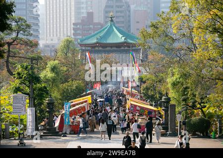 Tokio, Japan; 1. Oktober 2023: Festliche Atmosphäre im Tokioter Ueno-Park an einem Herbstsonntag. Stockfoto