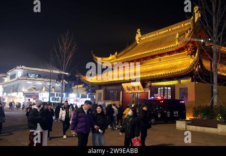 Suzhou, China. Dezember 2023. Bürger und Touristen feiern das neue Jahr in der Guanqian Street in Suzhou, der ostchinesischen Provinz Jiangsu, am 27. Dezember 2023. (Foto: Costfoto/NurPhoto) Credit: NurPhoto SRL/Alamy Live News Stockfoto