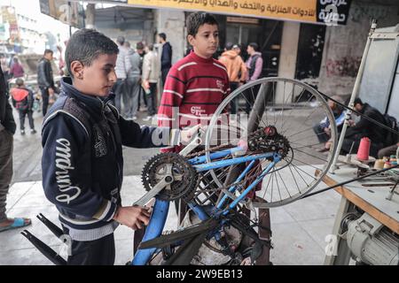 Ein palästinensischer Schneider namens Abu Adam Dolah verwendet eine Nähmaschine mit Pedalbedienung, die er aufgrund von Stromknappheit entwickelt Hat Ein palästinensischer Schneider namens Abu Adam Dolah verwendet eine Nähmaschine mit Pedalbedienung, die er aufgrund von Stromknappheit entwickelt hat, da Israel am 27. Dezember 2023 in Rafah, Gaza, die Macht blockiert. Gashda befestigte Fahrradpedale an seiner Nähmaschine so, dass er die Maschine ohne Strom benutzen konnte. Foto: Bashar Taleb apaimages Rafah Gazastreifen palästinensisches Gebiet 271223 Rafah BT 0018 Copyright: XapaimagesxBasharxTalebxapaimagesx Stockfoto