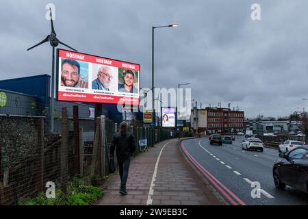 Propeller Park, 400 North Circular Road, 27. Dezember 2023. Eine rotierende digitale Plakatkampagne des "Geiseln- und Vermisstenfamilien Forum UK", in der Fotos von einigen der entführten israelischen Zivilisten gezeigt werden, die am 7. Oktober 2023 von der Hamas aufgenommen wurden. Die Kampagne zielt darauf ab, die Not der Männer, Frauen und Kinder, die noch immer als Geiseln im Gazastreifen gehalten werden, in die Öffentlichkeit zu rücken. Foto: Amanda Rose/Alamy Live News Stockfoto