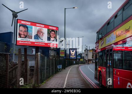 Propeller Park, 400 North Circular Road, 27. Dezember 2023. Eine rotierende digitale Plakatkampagne des "Geiseln- und Vermisstenfamilien Forum UK", in der Fotos von einigen der entführten israelischen Zivilisten gezeigt werden, die am 7. Oktober 2023 von der Hamas aufgenommen wurden. Die Kampagne zielt darauf ab, die Not der Männer, Frauen und Kinder, die noch immer als Geiseln im Gazastreifen gehalten werden, in die Öffentlichkeit zu rücken. Foto: Amanda Rose/Alamy Live News Stockfoto