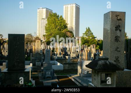 Tokio, Japan; 1. Oktober 2023: Yanaka-Friedhof mit Gebäuden im Hintergrund in Japan. Stockfoto