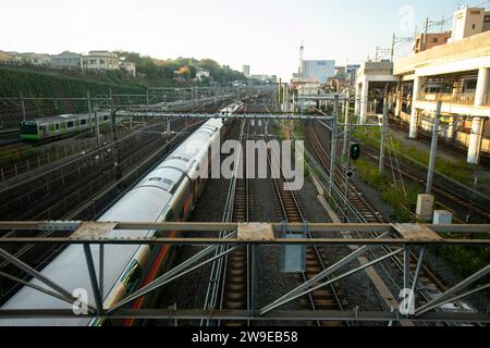 Tokio, Japan; 1. Oktober 2023: Züge fahren durch den Bahnhof Nippori in Tokio. Stockfoto