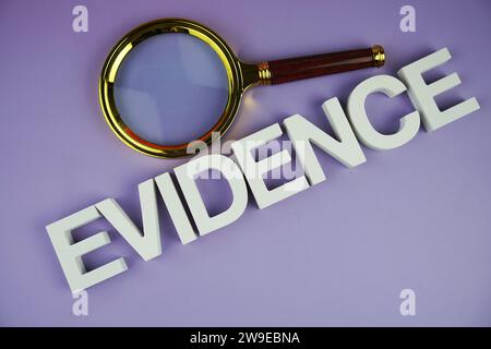 Evidenzbuchstaben mit Lupe, Wirtschafts- und Bildungskonzepthintergrund Stockfoto