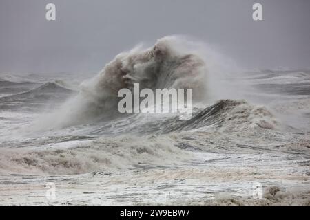 Riesige Wellen während eines starken Sturms in Hartlepool, County Durham. England, Großbritannien. Stockfoto