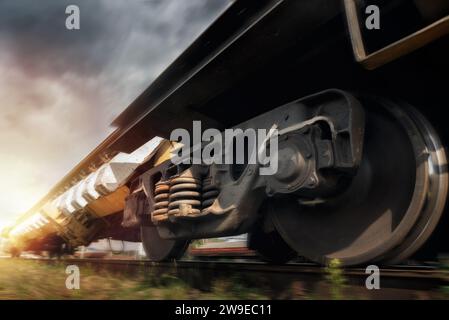 Güterzug in Bewegung. Frachttransport. Frachtzustellung. Unschärfeeffekt. Stockfoto