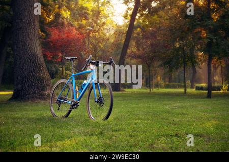 Schotterrad im Park am sonnigen Herbsttag. Sport und Freizeit. Stockfoto