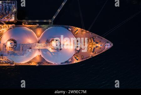 Oben unten auf dem Flüssiggas-Flüssiggas-Träger, der an einem kleinen Gasterminal verankert ist. Ansicht von oben nach unten auf einen Schiffsbogen. Kraftstoffkrise. Sanktionen Stockfoto