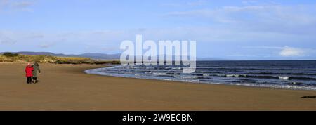 Der große Sandstrand im Dorf Dornoch, Ostküste von Sutherland, Schottland, Großbritannien Stockfoto