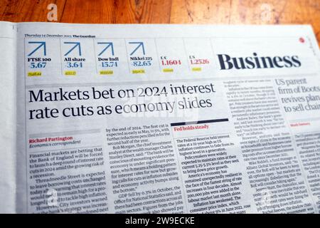 „Market Wet on 2024 Zinssenkungen as Economy Slide“ in der Zeitung Britain Guardian übertitelt Business artikel am 14. Dezember 2023 London UK Stockfoto