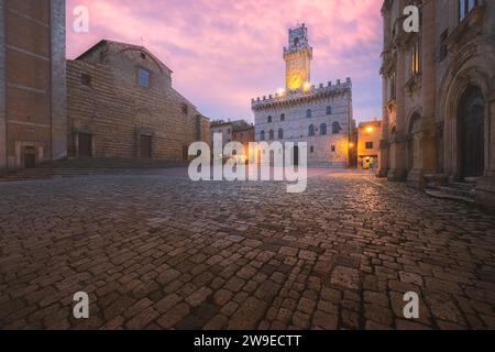 Der Hauptplatz der Altstadt, Piazza Grande und Torre di Pulcinella, beleuchtet bei Sonnenuntergang im historischen toskanischen Dorf Montepulciano, Toskana Stockfoto