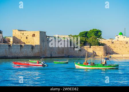 Die Stadtmauer von Akko oder Acre, eine historische Stadt in Israel. Citiscape mit Ankerbooten Stockfoto