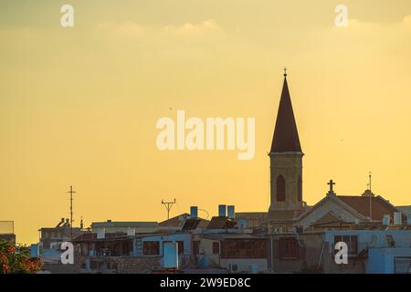 Acre Skyline in Israel mit einem christlichen Glockenturm bei Sonnenuntergang Stockfoto