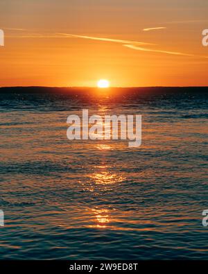 Sonnenuntergang über dem Atlantik in Bass Harbor, Tremont, Maine Stockfoto