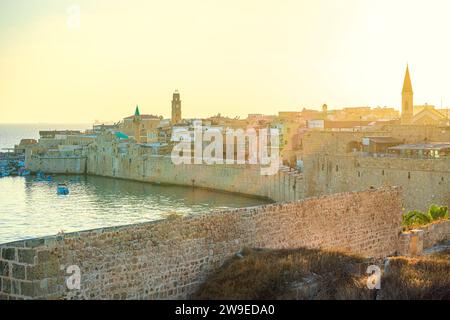 Malerischer Blick auf Akkon, eine historische Stadt in Israel, während der goldenen Stunde. Stockfoto