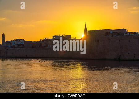 Malerischer Blick auf Akkon, eine historische Stadt in Israel, während der goldenen Stunde. Stockfoto