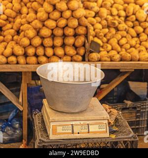 Metallschale auf der digitalen Waage vor dem Marktstand der Kartoffelfarmer Stockfoto