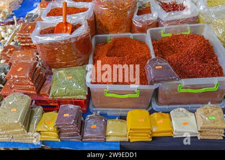 Getrocknete asiatische Gewürze Chili in Taschen am Bauernmarkt Stockfoto