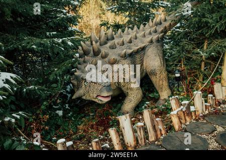 Bukovel, Ukraine - Dezember 2023. Attraktion Statue des Dinosauriermodells im Dinopark, Winterwaldpark in der Natur Stockfoto