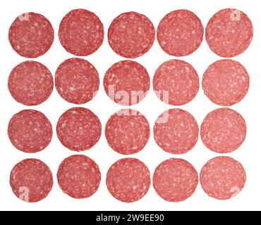 Muster der Salami-Wurst, isoliert auf weißem Hintergrund, in Scheiben geschnittene Stücke geräucherter Wurst Stockfoto