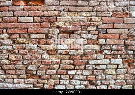 Alte freiliegende Ziegelsteine an einer Mauer in Venedig Italien. Stockfoto