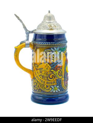 Old Vintage German Bier stein Becher mit Zinn Klappdeckel mit Worten ein gutes Bier des wirtes zier gutes Bier vom Vermieter und den Männern, die bei einem t trinken Stockfoto