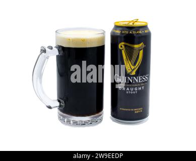 12-22-2023 Ocala, Florida Guinness Bier vom Fass in Dose mit goldenem Harfenlogo und in Glasbecher gegossen. Produkt aus Dublin, Irland. Isoliert Stockfoto