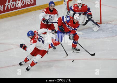 Göteborg, Schweden. Dezember 2023. GÖTEBORG, SCHWEDEN 20231227Robin Sapousek, Eduard Sale und die Norweger Stian Solberg und Markus Stensrud während des Eishockeyspiels der IIHF Juniorenweltmeisterschaft Gruppe B zwischen Norwegen und Tschechien im Skandinavium in Göteborg, Schweden, 27. Dezember 2023. Foto: Adam Ihse/TT/Kod 9200 Credit: TT News Agency/Alamy Live News Stockfoto