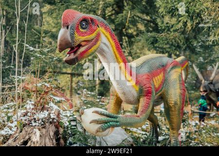 25. Dezember 2023: Bukovel, Ukraine. Attraktionsstatue des Dinosauriermodells im Dinopark Stockfoto