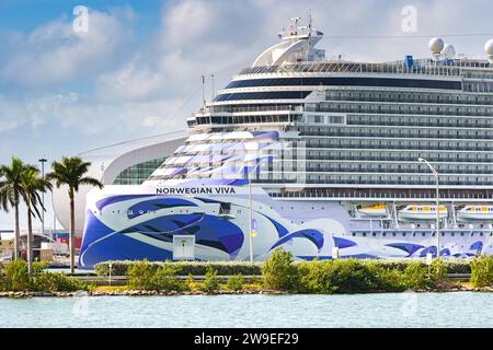 Miami, Florida, USA - 5. Dezember 2023: Das Kreuzfahrtschiff der Norwegerin Viva legte im Hafen von Maimi an Stockfoto