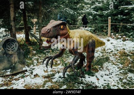 Bukovel, Ukraine - Dezember 2023. Attraktion Statue des Dinosauriermodells im Dinopark, Winterwaldpark in der Natur Stockfoto