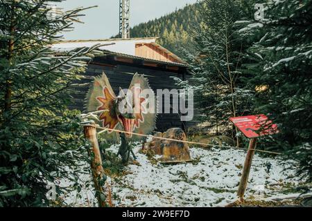 Bukovel, Ukraine - Dezember 2023. Attraktion Statue des Dinosauriermodells im Dinopark, Winterwaldpark in der Natur Stockfoto