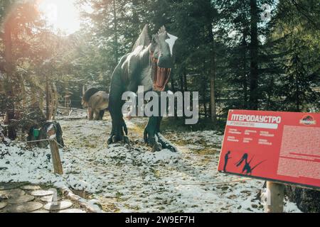 Bukovel, Ukraine - Dezember 2023. Attraktion Statue des Dinosauriermodells im Dinopark, Winterwaldpark in der Natur Stockfoto