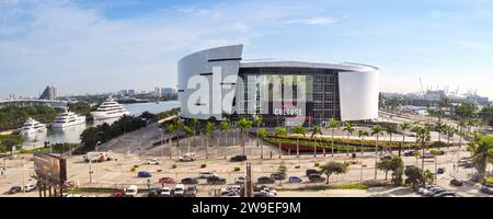 Miami, Florida, USA - 5. Dezember 2023: Weitwinkel-Panoramablick auf die Mehrzweck-Kaseya Arena in Miami. Auf der linken Seite befinden sich drei Luxusyachten Stockfoto