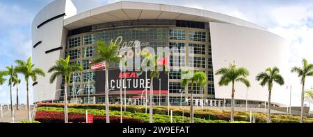 Miami, Florida, USA - 1. Dezember 2023: Panoramablick von außen auf die Mehrzweckarena Kaseya Arena auf dem Biscayne Bay Boulevard in der Innenstadt von Miami Stockfoto