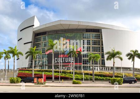 Miami, Florida, USA - 1. Dezember 2023: Außenansicht der Mehrzweckarena Kaseya Arena auf dem Biscayne Bay Boulevard in der Innenstadt von Miami Stockfoto
