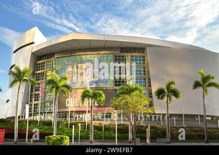 Miami, Florida, USA - 1. Dezember 2023: Außenansicht der Mehrzweckarena Kaseya Arena auf dem Biscayne Bay Boulevard in der Innenstadt von Miami Stockfoto