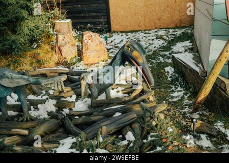 Bukovel, Ukraine - Dezember 2023. Attraktion Statue des Dinosauriermodells im Dinopark, Winterwaldpark in der Natur Stockfoto