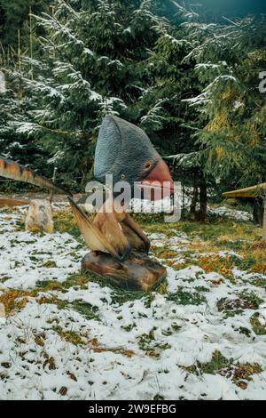 Bukovel, Ukraine - Dezember 2023. Attraktion Statue des Dinosauriermodells im Dinopark, Winterwaldpark in der Natur Stockfoto