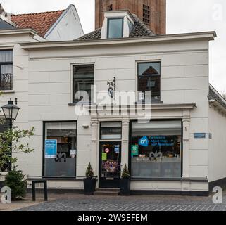 Naarden, Niederlande, 25.12.2023, das kleinste Geschäft der niederländischen Supermarktkette Albert Heijn in Naarden-Vesting Stockfoto