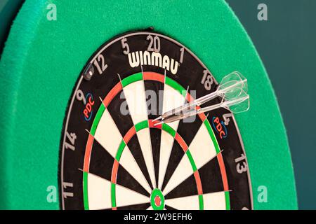 Alexandra Palace, London, Großbritannien. Dezember 2023. 2023/24 PDC Paddy Power World Dart Championships Tag 10 Nachmittag Session; Gabriel Clemens erzielt weitere 180 Credit: Action Plus Sports/Alamy Live News Stockfoto