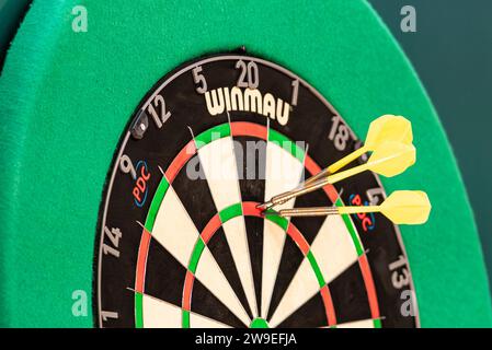 Alexandra Palace, London, Großbritannien. Dezember 2023. 2023/24 PDC Paddy Power World Dart Championships Tag 10 Nachmittagssitzung; Dave Chisnall trifft weitere 180 Credit: Action Plus Sports/Alamy Live News Stockfoto