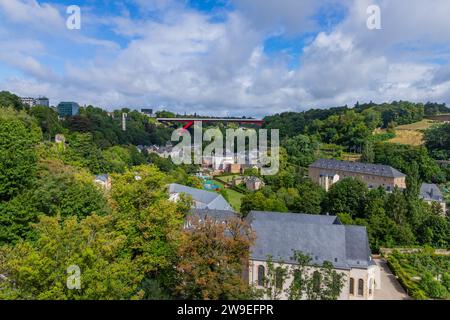 Luxemburg-Stadt, Luxemburg - 01. August 2023: Moderne Brücke der Großherzogin Charlotte. Stockfoto