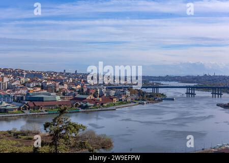 Istanbul, Türkei - 14. November 2023. Blick auf Istanbul vom Bahnhof Pierre Loti Teleferik mit Blick auf das Goldene Horn, Eyup District, Istanbul, Türkei Stockfoto