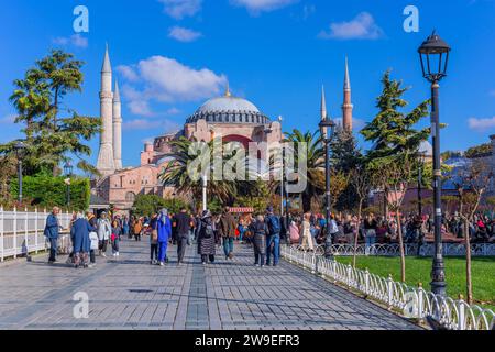 Istanbul, Türkei - 14. November 2023. Blick auf den Sultan Ahmet Park vor der Hagia Sophia Grand Moschee und Hagia Sophia Hurrem Sultan Bathhouse. Su Stockfoto