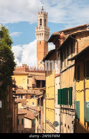 Panoramablick auf den Glockenturm Torre del Mangia an der Piazza del Campo im historischen Dorf Siena, Toskana, Italien. Stockfoto