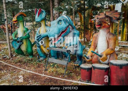 Bukovel, Ukraine - Dezember 2023. Attraktion Statue des Dinosauriermodells im Dinopark, Winterwaldpark in der Natur Stockfoto