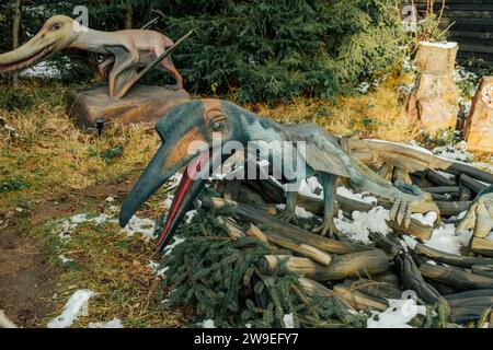 Bukovel, Ukraine - Dezember 2023. Attraktion Statue des Dinosauriermodells im Dinopark, Winterwaldpark in der Natur Stockfoto